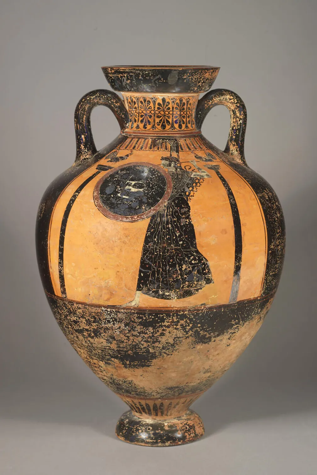 Amphore panathénaïque attique à figures noires représentant Athéna Promachos et des athlètes dans une course à pied.