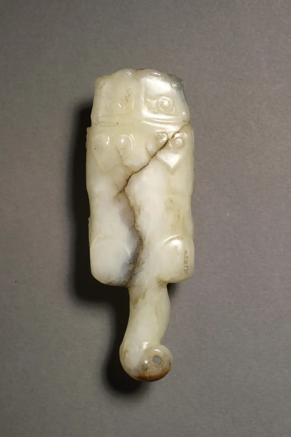 Pendentif tigre, jade travaillé et poli.
