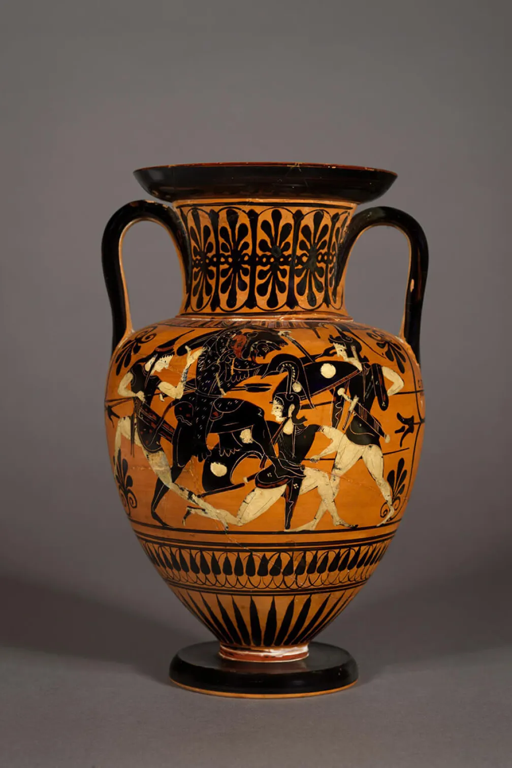 Amphore attique à figures noires représentant Héraklès combattant les Amazones.