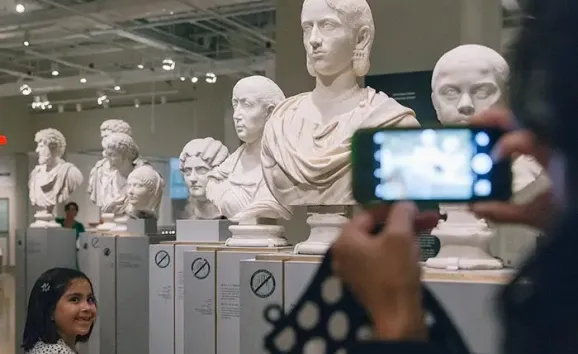 Un invité prend une photo des sculptures au ROM