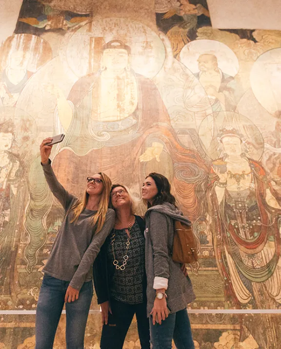 Les visiteurs prennent un selfie dans les galeries de Chine