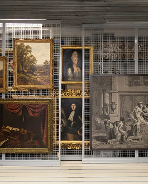 Salle des collections dans un musée