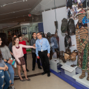  Élèves et enseignant devant la vitrine d’objets africains 