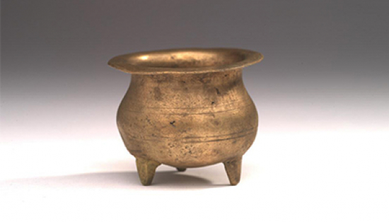 Bronze three-footed bowl.