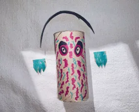 Tube de papier toilette coloré.