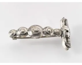Broche en argent avec décorations en spirale