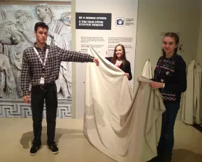 Le jeune homme tend son bras gauche sur le côté.