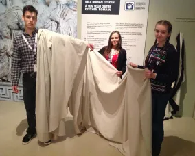 Le tissu blanc est plissé et la main du jeune homme est maintenant visible.