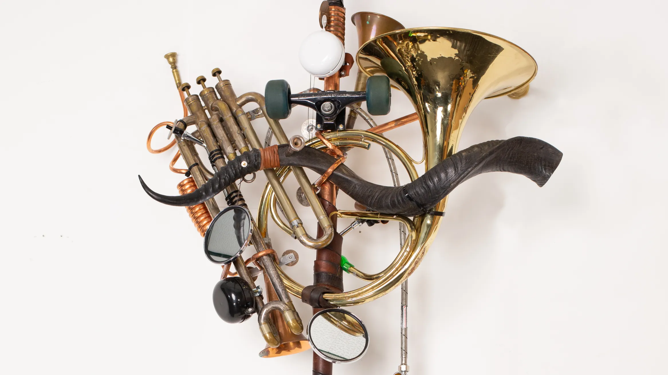 Dzikamunhenga 5, 2022 Mixed Media 170 x 92 x 67 cm 66 7_8 x 36 1_4 x 26 3_8 in