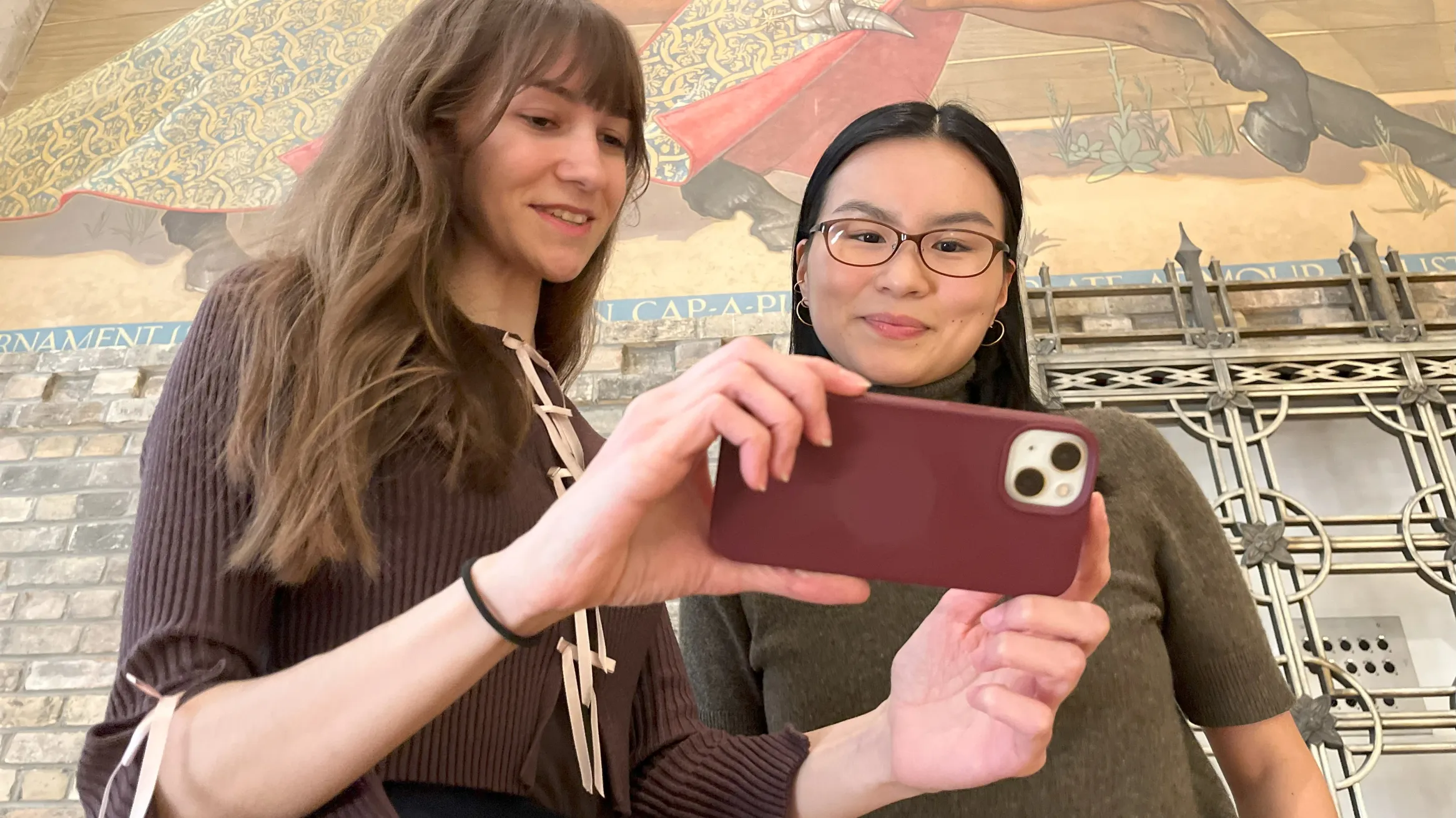 Two people chatting about a photograph taken on a mobile phone