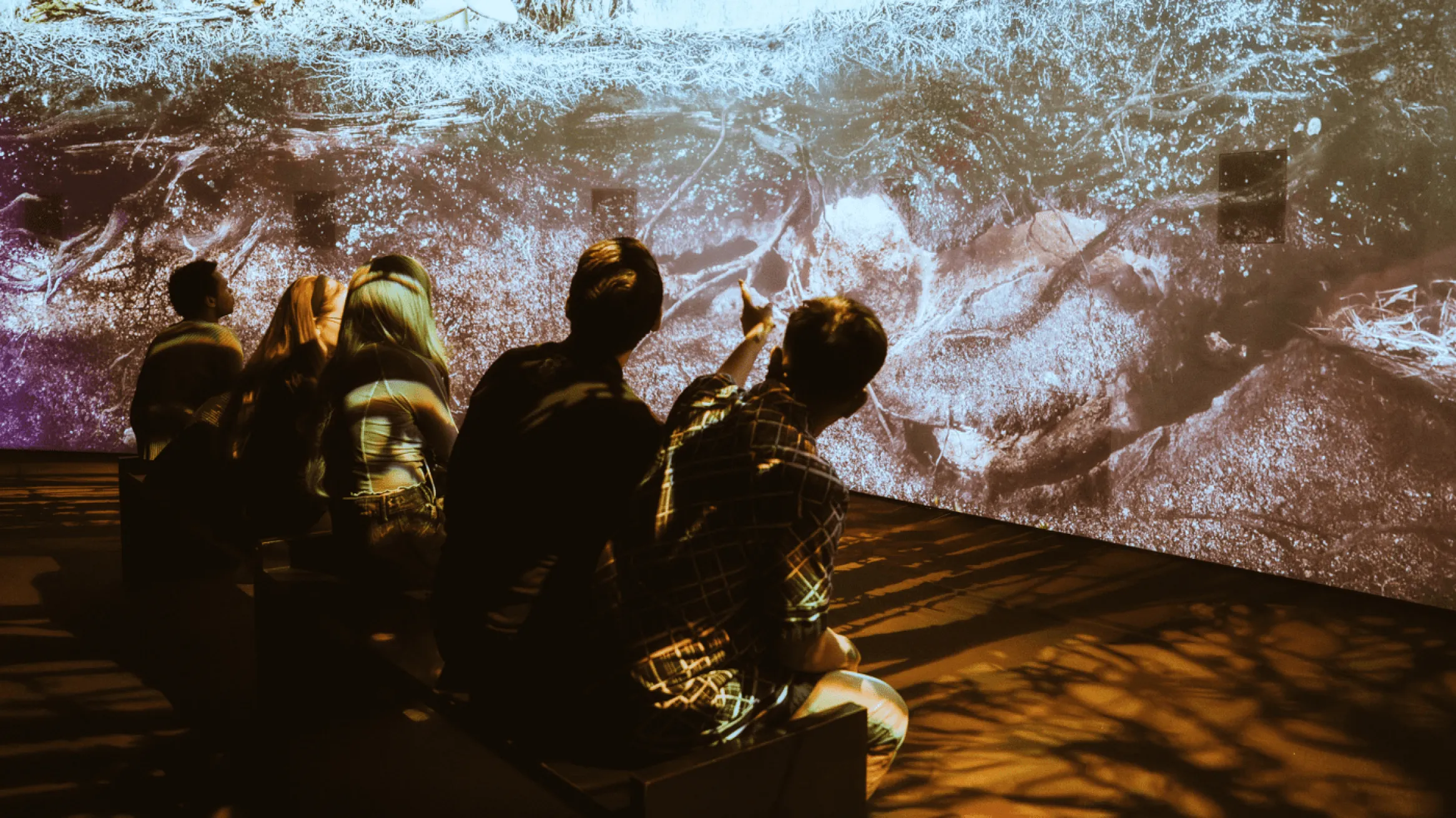groupe de personnes assises et regardant des écrans immersifs
