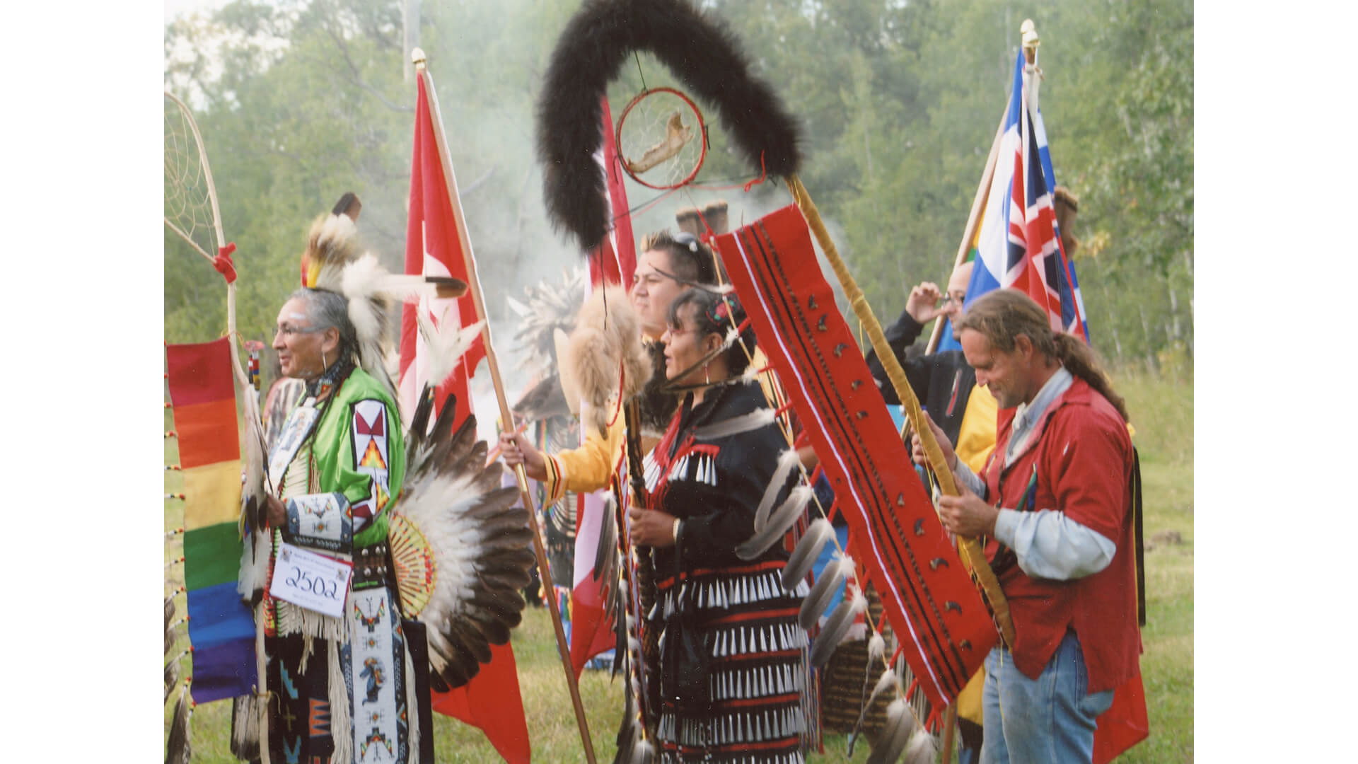 Entrée principale d'un pow-wow bispirituel lors du 22e rassemblement international bispirituel annuel qui s'est tenu dans un centre de retraite à l'extérieur de Winnipeg.